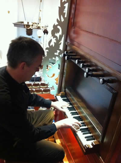 Tjako van Schie speelt orgel